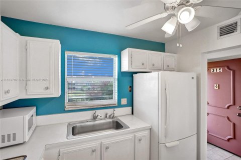 Condo in Palm Springs, Florida, 1 bedroom  № 1269014 - photo 2