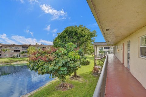 Condo in Palm Springs, Florida, 1 bedroom  № 1269014 - photo 19