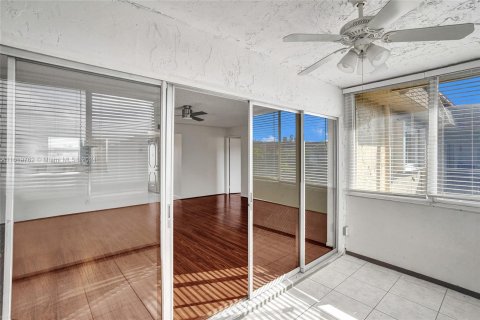 Condo in Palm Springs, Florida, 1 bedroom  № 1269014 - photo 10