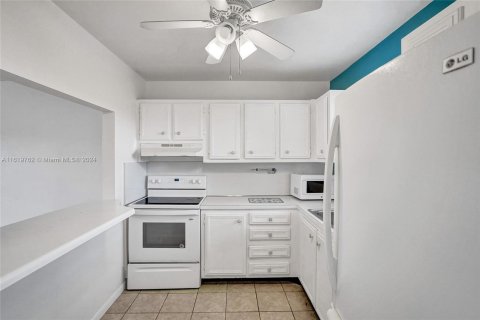 Condo in Palm Springs, Florida, 1 bedroom  № 1269014 - photo 1