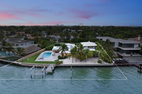 Villa ou maison à vendre à Miami, Floride: 5 chambres, 539.3 m2 № 942678 - photo 1