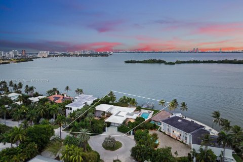 House in Miami, Florida 5 bedrooms, 539.3 sq.m. № 942678 - photo 18