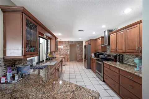 House in Coral Springs, Florida 4 bedrooms, 210.7 sq.m. № 1102765 - photo 12