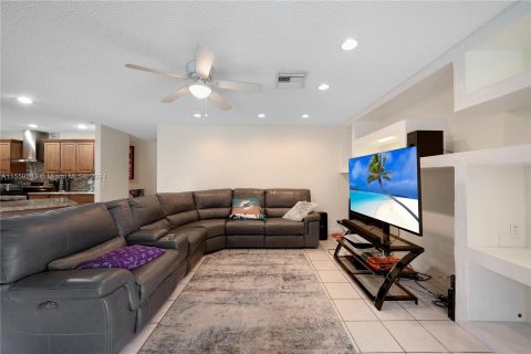 Casa en venta en Coral Springs, Florida, 4 dormitorios, 210.7 m2 № 1102765 - foto 7