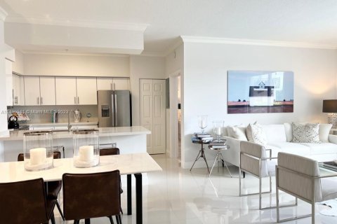 Apartamento en alquiler en Coral Gables, Florida, 2 dormitorios, 109.62 m2 № 650446 - foto 2