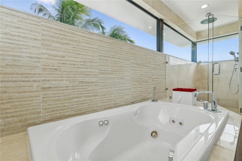 House in Key Biscayne, Florida 6 bedrooms, 332.96 sq.m. № 1355278 - photo 21