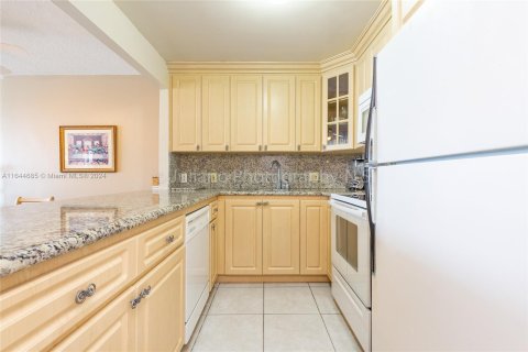 Condo in Miami Beach, Florida, 1 bedroom  № 1327748 - photo 11