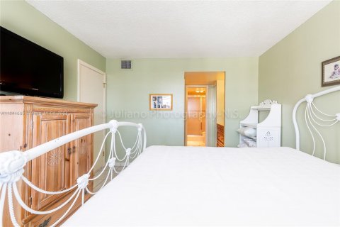 Condo in Miami Beach, Florida, 1 bedroom  № 1327748 - photo 18