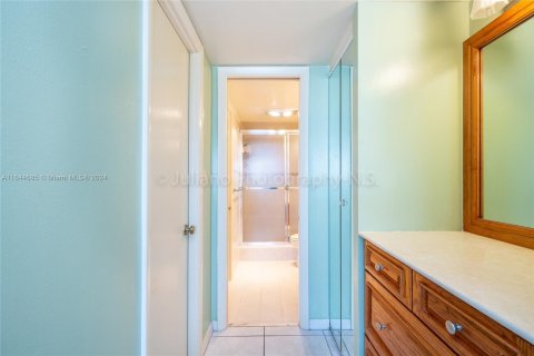 Condo in Miami Beach, Florida, 1 bedroom  № 1327748 - photo 17