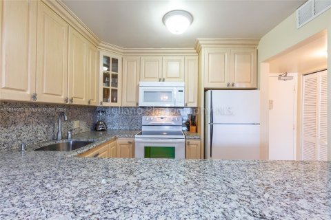 Condo in Miami Beach, Florida, 1 bedroom  № 1327748 - photo 13