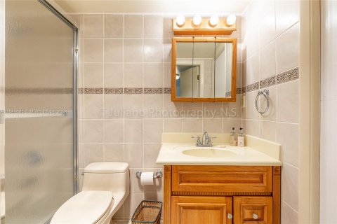 Condo in Miami Beach, Florida, 1 bedroom  № 1327748 - photo 15