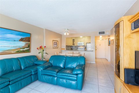 Condo in Miami Beach, Florida, 1 bedroom  № 1327748 - photo 2