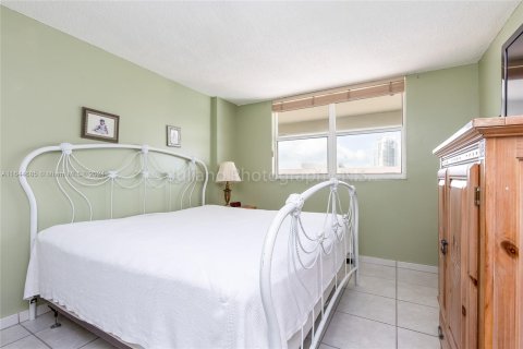 Condo in Miami Beach, Florida, 1 bedroom  № 1327748 - photo 16