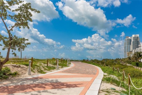 Condo in Miami Beach, Florida, 1 bedroom  № 1327748 - photo 9