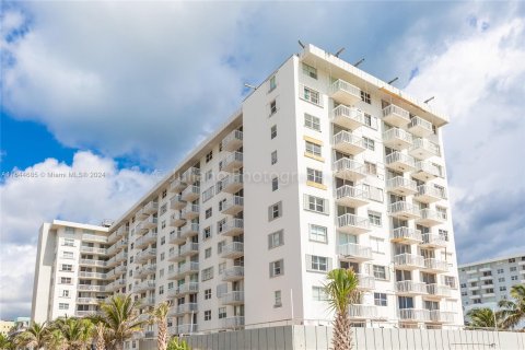 Condo in Miami Beach, Florida, 1 bedroom  № 1327748 - photo 10