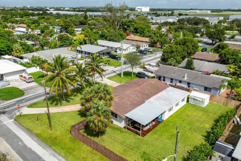 Villa ou maison à vendre à Pompano Beach, Floride: 4 chambres, 193.98 m2 № 1348591 - photo 2