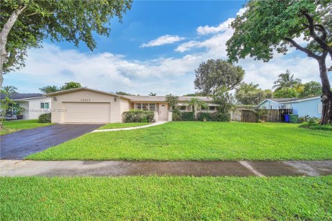 Villa ou maison à vendre à Pembroke Pines, Floride: 4 chambres, 182.65 m2 № 1348590 - photo 1