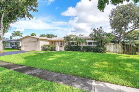 House in Pembroke Pines, Florida 4 bedrooms, 182.65 sq.m. № 1348590 - photo 2