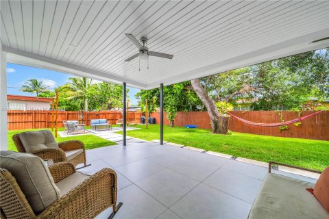 House in Miami, Florida 4 bedrooms, 164.53 sq.m. № 1309924 - photo 1