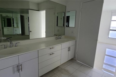 Condo in Aventura, Florida, 2 bedrooms  № 1309925 - photo 17