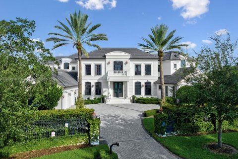 House in Coral Gables, Florida 8 bedrooms, 776.66 sq.m. № 711194 - photo 1