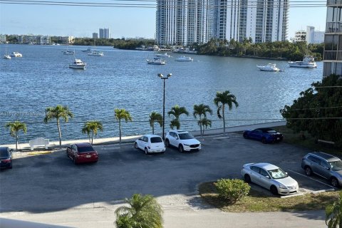 Condominio en venta en Aventura, Florida, 2 dormitorios, 100.61 m2 № 1135284 - foto 3