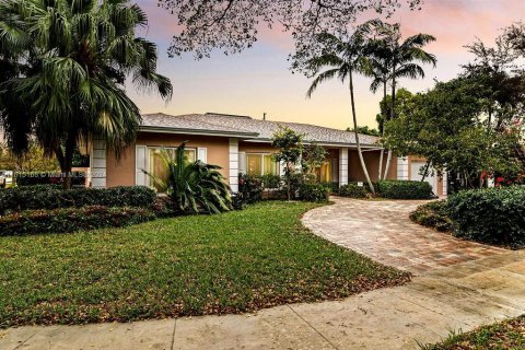Villa ou maison à vendre à Miami Springs, Floride: 4 chambres, 293.57 m2 № 953695 - photo 1