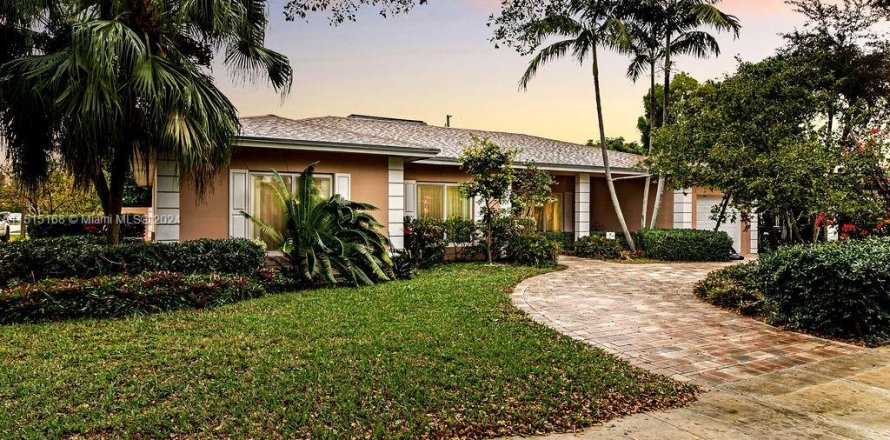 Casa en Miami Springs, Florida 4 dormitorios, 293.57 m2 № 953695