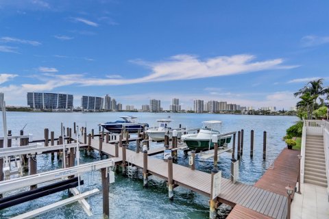 Condo in Sunny Isles Beach, Florida, 2 bedrooms  № 1210121 - photo 8