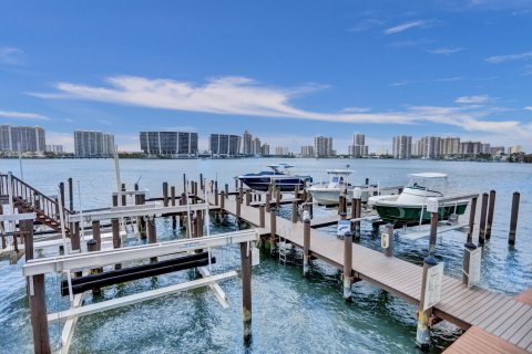 Condo in Sunny Isles Beach, Florida, 2 bedrooms  № 1210121 - photo 9