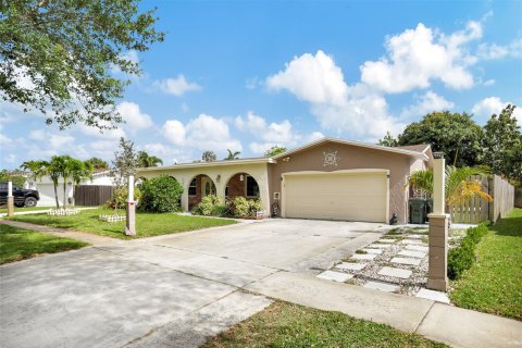 House in Coconut Creek, Florida 3 bedrooms, 163.23 sq.m. № 1078665 - photo 3