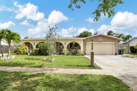 House in Coconut Creek, Florida 3 bedrooms, 163.23 sq.m. № 1078665 - photo 1