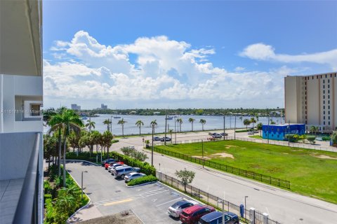 Condo in Hollywood, Florida, 2 bedrooms  № 1239145 - photo 30