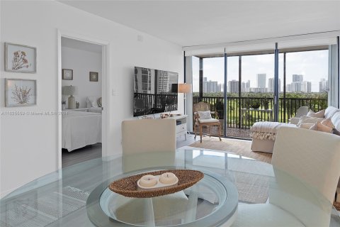 Condo in Aventura, Florida, 2 bedrooms  № 1272254 - photo 8