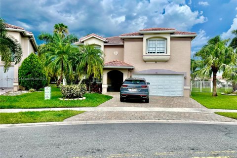 House in Weston, Florida 4 bedrooms, 238.02 sq.m. № 1272251 - photo 1