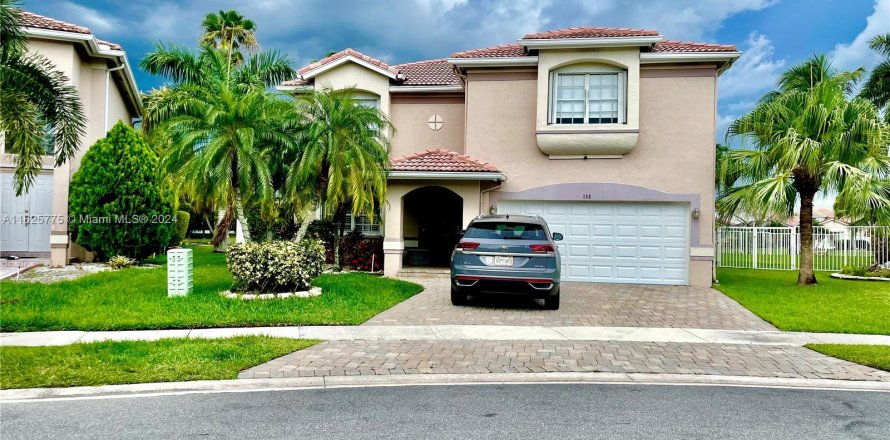 House in Weston, Florida 4 bedrooms, 238.02 sq.m. № 1272251