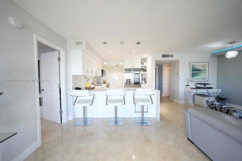 Condominio en venta en Hallandale Beach, Florida, 1 dormitorio, 78.97 m2 № 983267 - foto 6