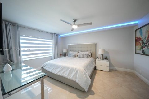 Condominio en venta en Hallandale Beach, Florida, 1 dormitorio, 78.97 m2 № 983267 - foto 14