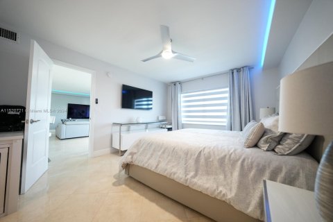 Condominio en venta en Hallandale Beach, Florida, 1 dormitorio, 78.97 m2 № 983267 - foto 13
