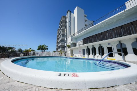 Condominio en venta en Hallandale Beach, Florida, 1 dormitorio, 78.97 m2 № 983267 - foto 4