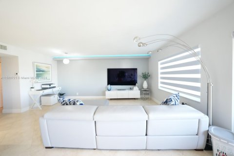 Condominio en venta en Hallandale Beach, Florida, 1 dormitorio, 78.97 m2 № 983267 - foto 10