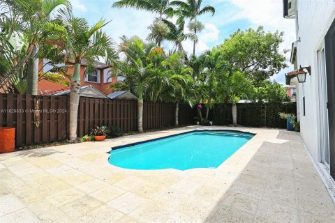 Casa en venta en Miami, Florida, 4 dormitorios, 245.82 m2 № 1310608 - foto 8