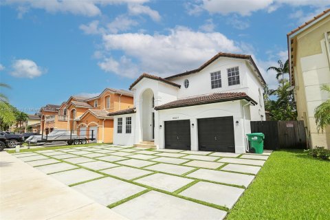 House in Miami, Florida 4 bedrooms, 245.82 sq.m. № 1310608 - photo 1