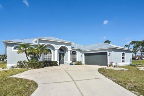 Villa ou maison à vendre à Punta Gorda, Floride: 3 chambres, 193.79 m2 № 380548 - photo 1