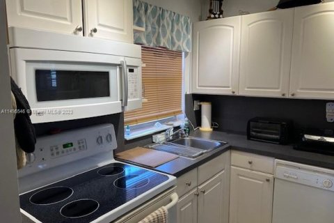 Condo in Sunrise, Florida, 1 bedroom  № 873322 - photo 3