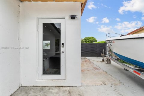 House in Miami, Florida 4 bedrooms, 127 sq.m. № 1270328 - photo 27