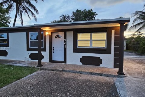 House in Lauderhill, Florida 3 bedrooms, 71.16 sq.m. № 1271631 - photo 1