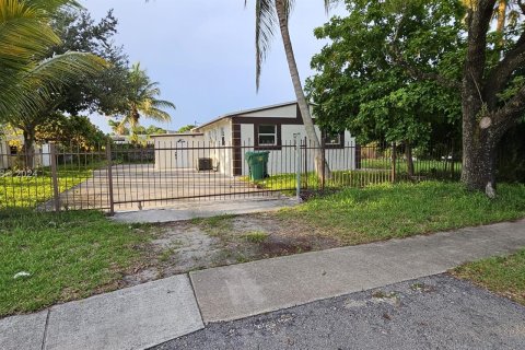 House in Lauderhill, Florida 3 bedrooms, 71.16 sq.m. № 1271631 - photo 3