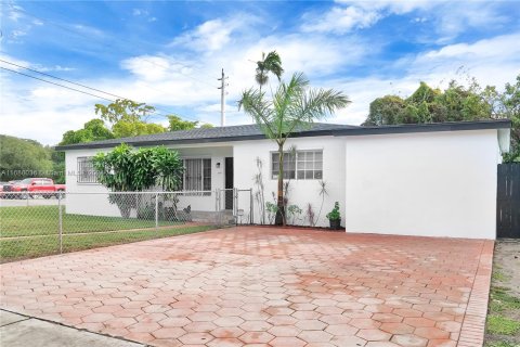 House in Miami, Florida 5 bedrooms № 1423547 - photo 2