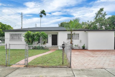 House in Miami, Florida 5 bedrooms № 1423547 - photo 1